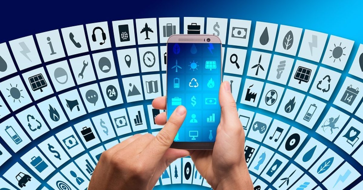 兽音翻译 App 主界面横版展示图，青绿配色界面中央是输入框与翻译按钮，左右两侧各有手机机身示意，桌面摆着一杯冒着热气的咖啡